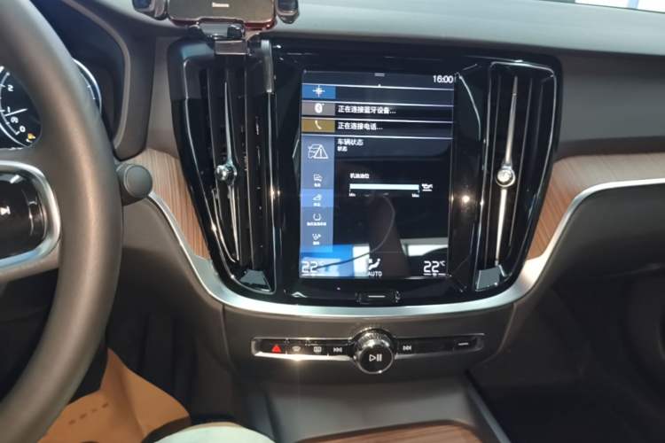 Used Volvo S60 2022 B4 Zhiyuan Luxury Edition Audio And AC Panel