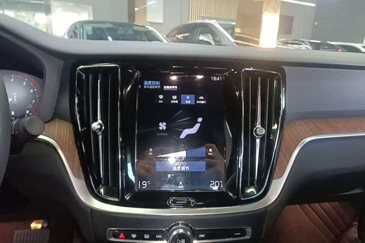 Used Volvo S60 2022 B4 Zhiyuan Luxury Edition Audio And AC Panel