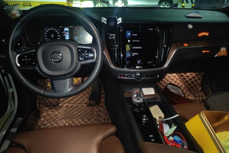 Used Volvo S60 2022 B4 Zhiyuan Luxury Edition Center Console