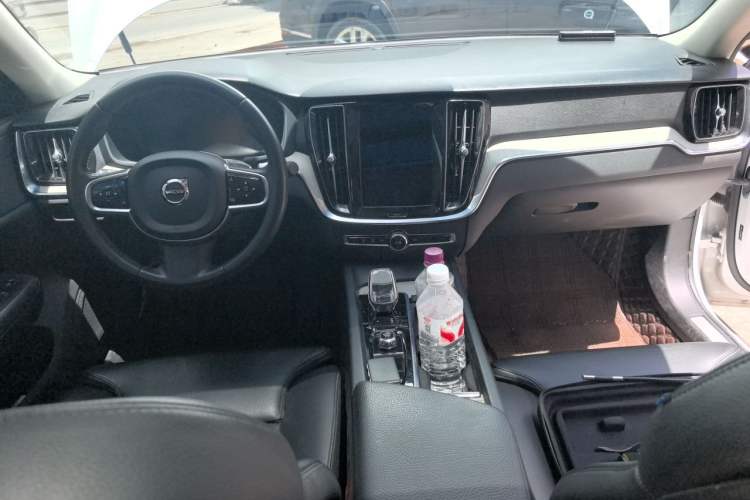 Used Volvo S60 2022 B4 Zhiyuan Luxury Edition Center Console