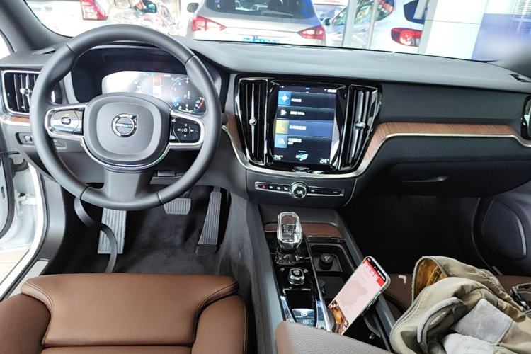 Used Volvo S60 2022 B4 Zhiyuan Luxury Edition Center Console
