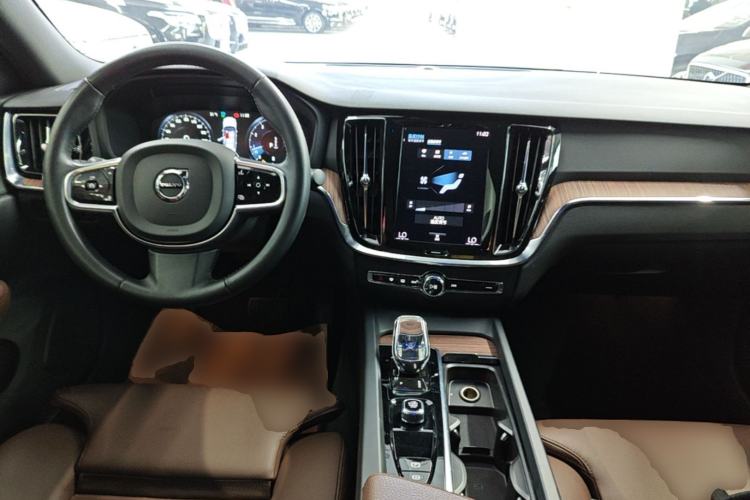 Used Volvo S60 2022 B4 Zhiyuan Luxury Edition Center Console