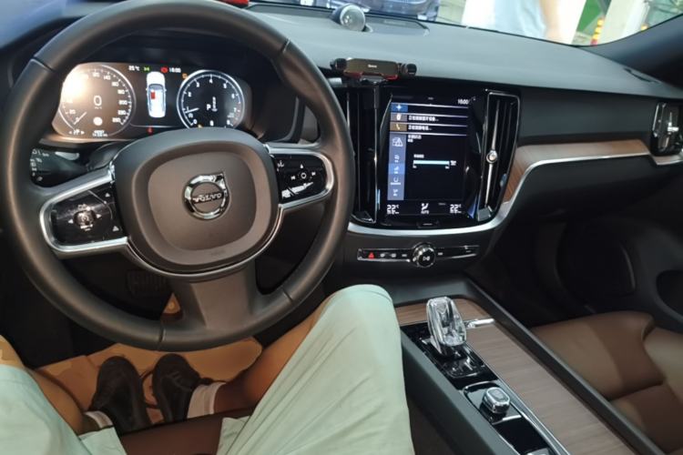 Used Volvo S60 2022 B4 Zhiyuan Luxury Edition Center Console