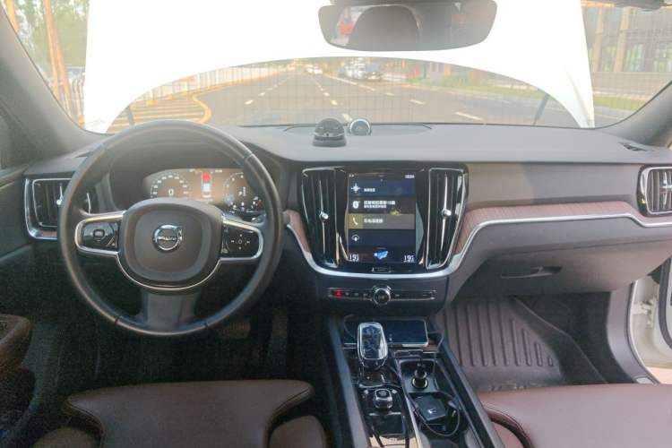 Used Volvo S60 2022 B4 Zhiyuan Luxury Edition Center Console