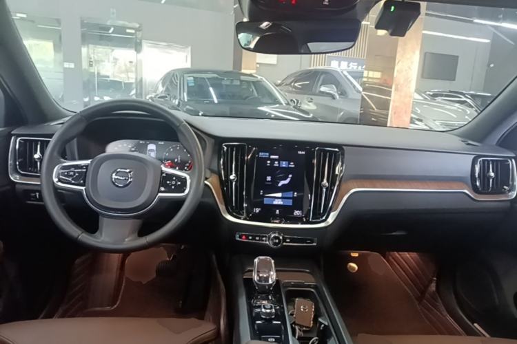 Used Volvo S60 2022 B4 Zhiyuan Luxury Edition Center Console