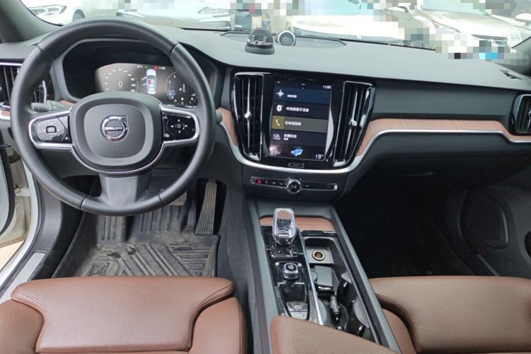 Used Volvo S60 2022 B4 Zhiyuan Luxury Edition Center Console