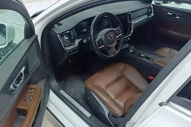 Used Volvo S60 2022 B4 Zhiyi Luxury Edition Driver Seat