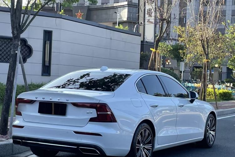 Used Volvo S60 2022 B4 Zhiyuan Luxury Edition Exterior 8