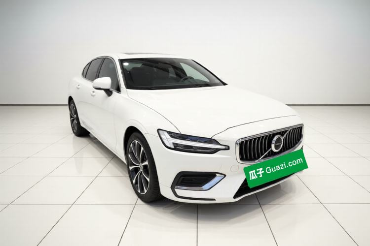 Used Volvo S60 2022 B4 Zhiyi Luxury Edition Front Right 45 Deg