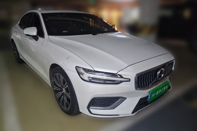 Used Volvo S60 2022 B4 Zhiyuan Luxury Edition Front Right 45 Deg