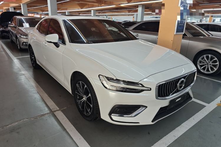 Used Volvo S60 2022 B4 Zhiyi Luxury Edition Front Right 45 Deg