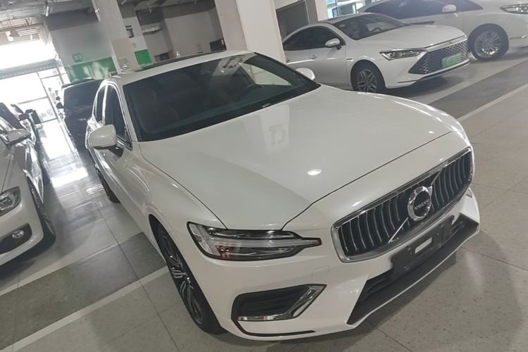 Used Volvo S60 2022 B4 Zhiyuan Luxury Edition Front Right 45 Deg