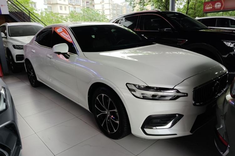 Used Volvo S60 2022 B4 Zhiyi Luxury Edition Front Right 45 Deg