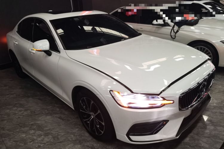 Used Volvo S60 2022 B4 Zhiyi Luxury Edition Front Right 45 Deg