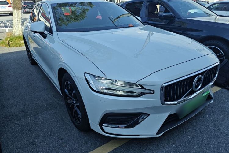 Used Volvo S60 2022 B4 Zhiyi Luxury Edition Front Right 45 Deg
