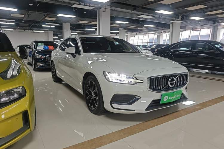 Used Volvo S60 2022 B4 Zhiyi Luxury Edition Front Right 45 Deg