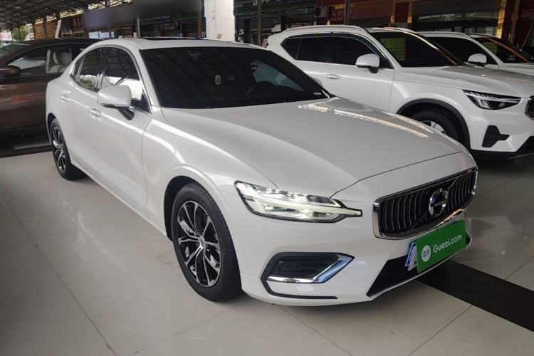 Used Volvo S60 2022 B4 Zhiyi Luxury Edition Front Right 45 Deg