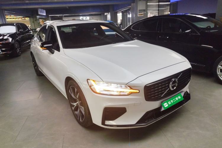 Used Volvo S60 2022 B4 Zhiyuan Sport Edition Front Right 45 Deg