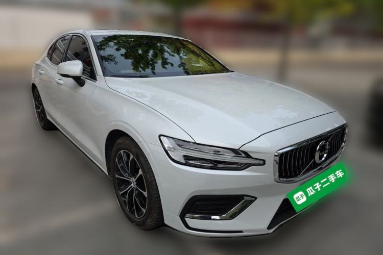 Used Volvo S60 2022 B3 Smart Drive Luxury Edition Front Right 45 Deg