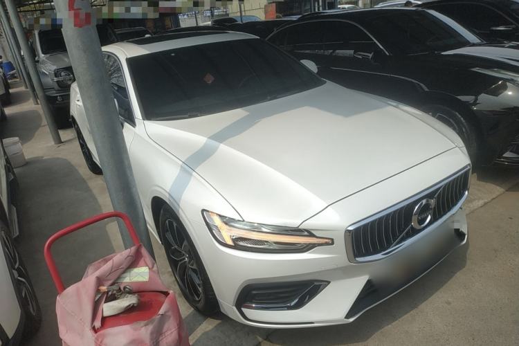 Used Volvo S60 2022 B4 Zhiyi Luxury Edition Front Right 45 Deg