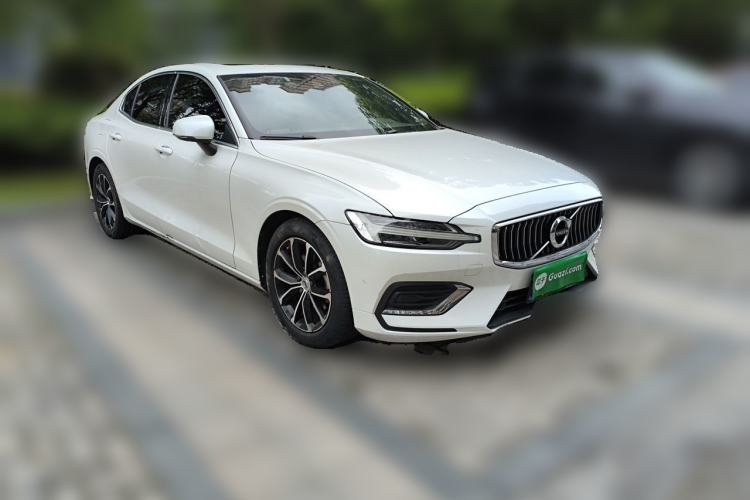 Used Volvo S60 2022 B4 Zhiyi Luxury Edition Front Right 45 Deg