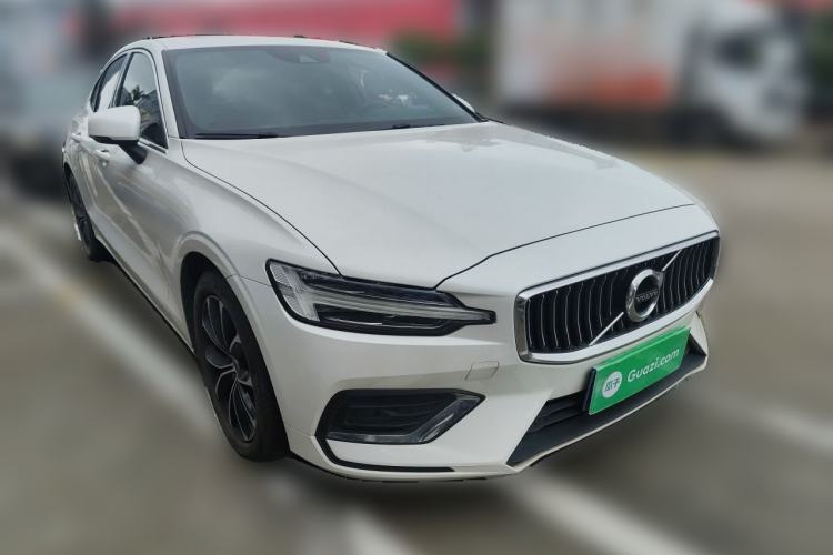 Used Volvo S60 2022 B4 Zhiyi Luxury Edition Front Right 45 Deg