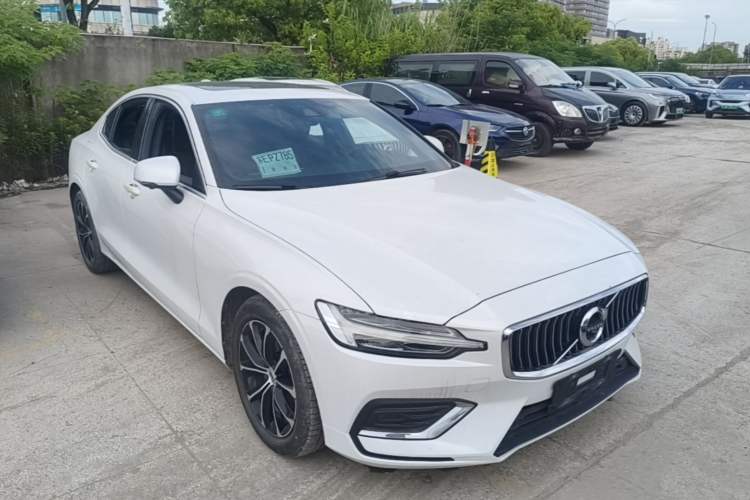 Used Volvo S60 2022 B4 Zhiyi Luxury Edition Front Right 45 Deg