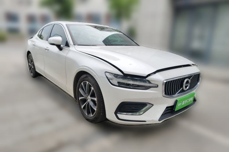 Used Volvo S60 2022 B4 Zhiyi Luxury Edition Front Right 45 Deg