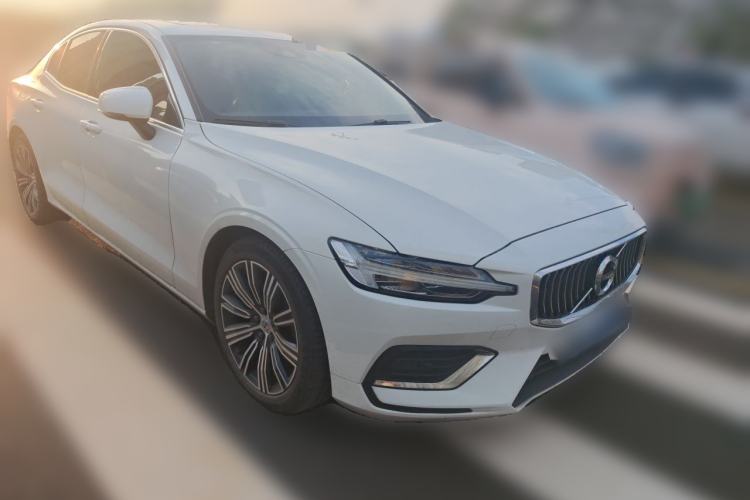 Used Volvo S60 2022 B4 Zhiyuan Luxury Edition Front Right 45 Deg