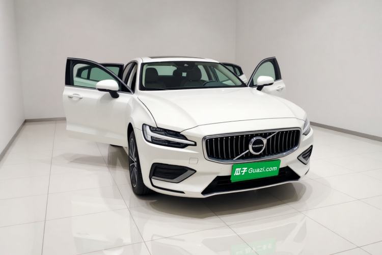 Used Volvo S60 2022 B3 Smart Drive Luxury Edition Front Right 45 Deg