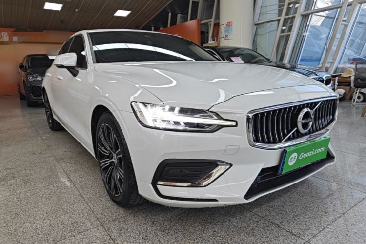 Used Volvo S60 2022 B4 Zhiyuan Luxury Edition Front Right 45 Deg