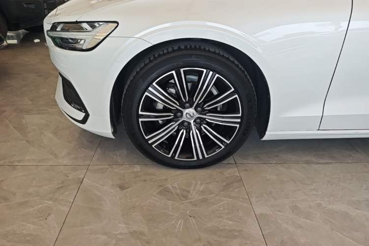 Used Volvo S60 2022 B4 Zhiyuan Luxury Edition Left Front Wheel Hub