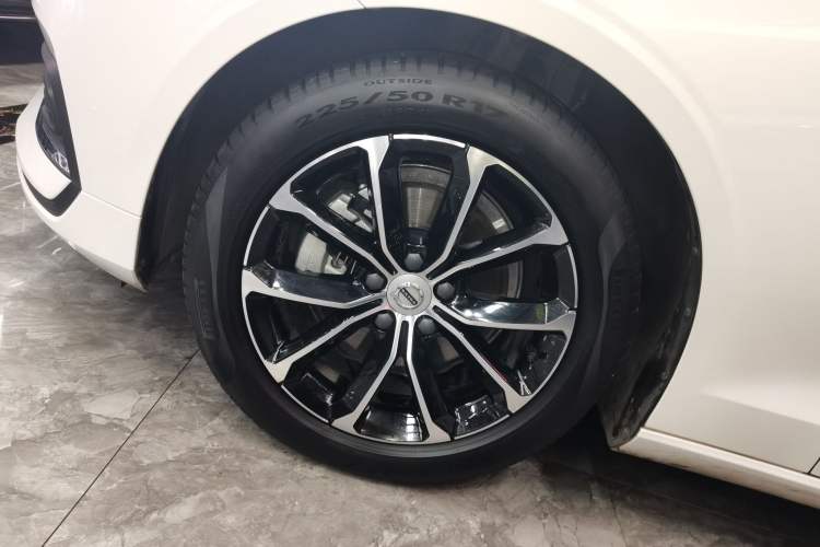 Used Volvo S60 2022 B4 Zhiyi Luxury Edition Left Front Wheel Hub