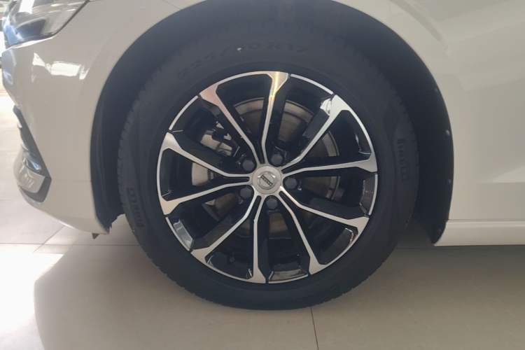 Used Volvo S60 2022 B4 Zhiyi Luxury Edition Left Front Wheel Hub