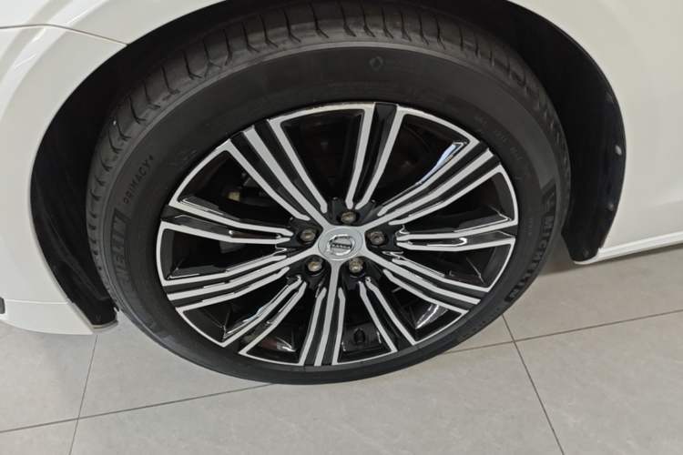 Used Volvo S60 2022 B4 Zhiyuan Luxury Edition Left Front Wheel Hub