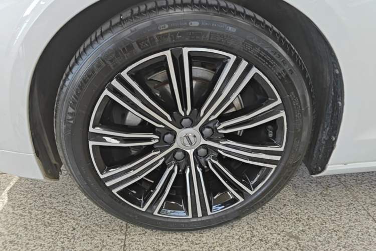 Used Volvo S60 2022 B4 Zhiyuan Luxury Edition Left Front Wheel Hub