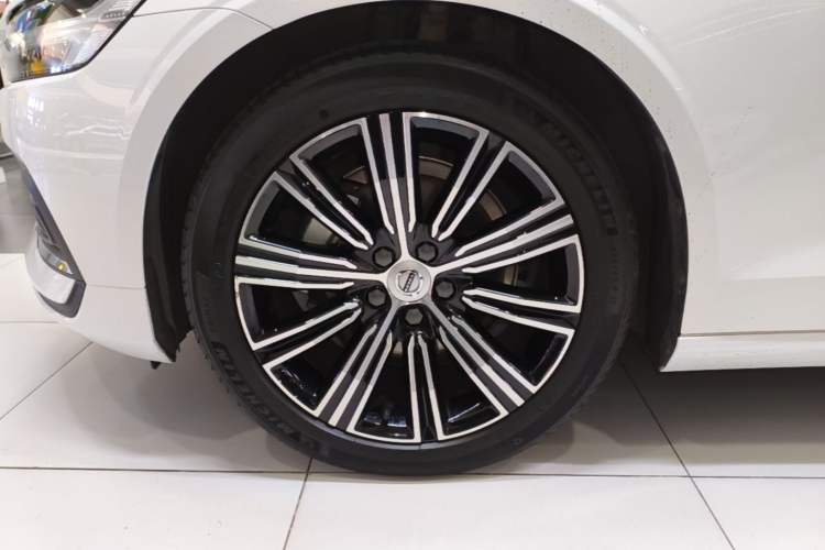 Used Volvo S60 2022 B4 Zhiyuan Luxury Edition Left Front Wheel Hub