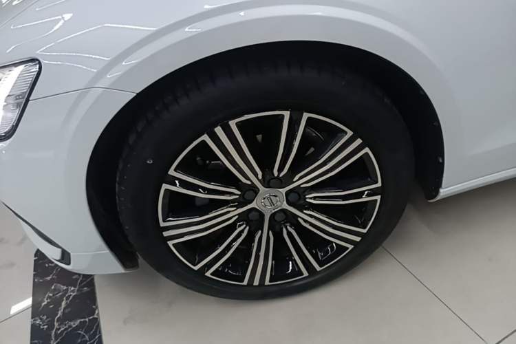 Used Volvo S60 2022 B4 Zhiyuan Luxury Edition Left Front Wheel Hub
