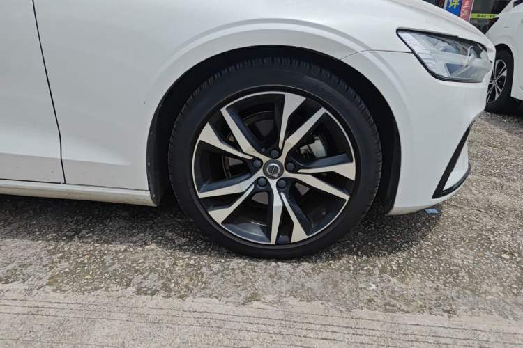 Used Volvo S60 2022 B4 Zhiyuan Sport Edition Right Front Wheel Hub