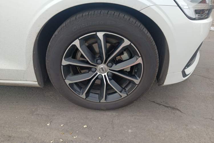 Used Volvo S60 2022 B4 Zhiyi Luxury Edition Right Front Wheel Hub