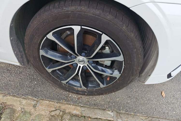 Used Volvo S60 2022 B4 Zhiyi Luxury Edition Right Front Wheel Hub