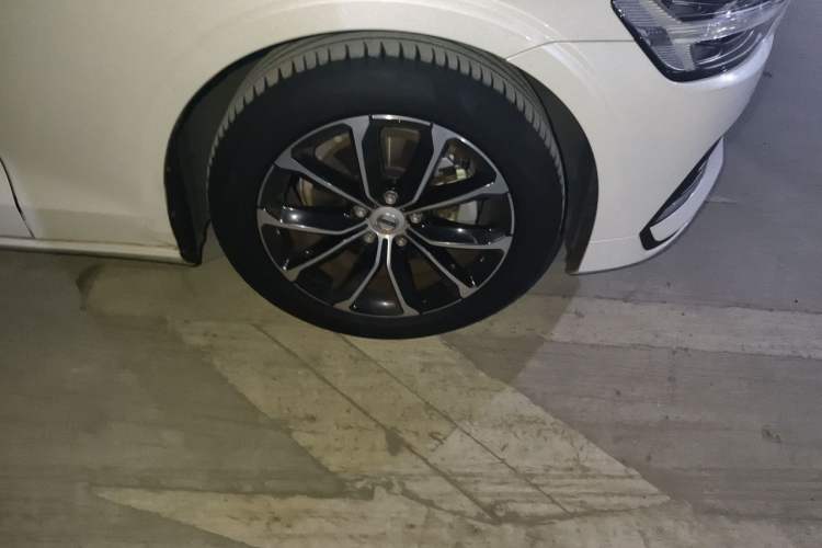 Used Volvo S60 2022 B4 Zhiyi Luxury Edition Right Front Wheel Hub