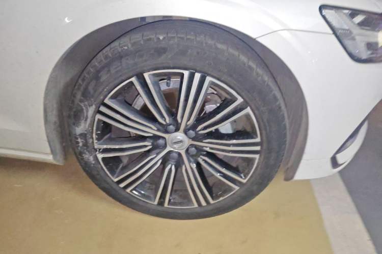 Used Volvo S60 2022 B4 Zhiyuan Luxury Edition Right Front Wheel Hub
