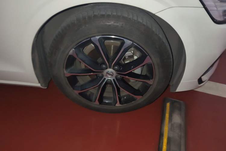 Used Volvo S60 2022 B4 Zhiyi Luxury Edition Right Front Wheel Hub
