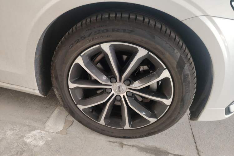 Used Volvo S60 2022 B4 Zhiyi Luxury Edition Right Front Wheel Hub