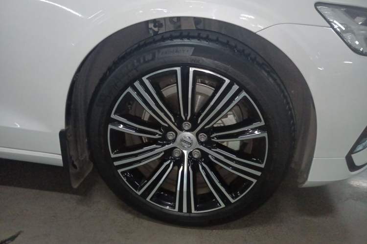Used Volvo S60 2022 B4 Zhiyuan Luxury Edition Right Front Wheel Hub