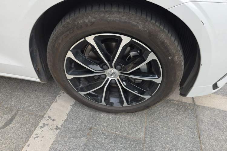 Used Volvo S60 2022 B3 Smart Drive Luxury Edition Right Front Wheel Hub