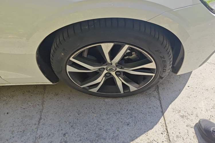 Used Volvo S60 2022 B4 Zhiyuan Sport Edition Right Front Wheel Hub