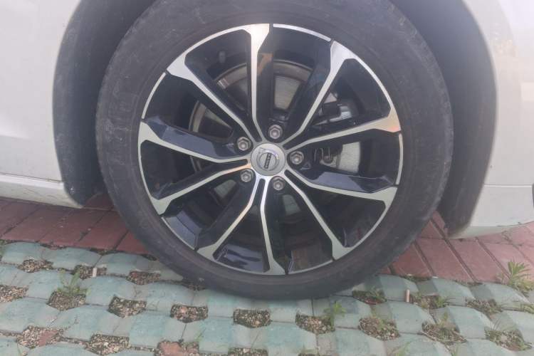 Used Volvo S60 2022 B4 Zhiyi Luxury Edition Right Front Wheel Hub