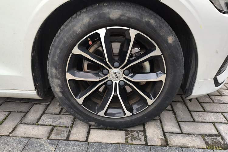 Used Volvo S60 2022 B4 Zhiyi Luxury Edition Right Front Wheel Hub
